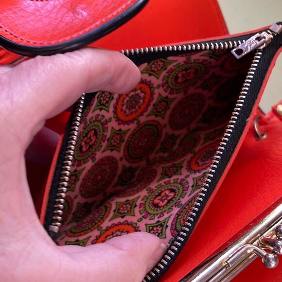 Vintage 1960’s70’s orange faux leather wristlet. - Picture 10 of 16